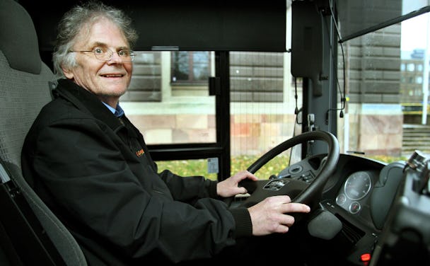 Den leende bussföraren. Rolf Andersson har anledning att vara glad. Han blev provanställd på Stadsbussarna i Gävle för drygt två veckor sedan.