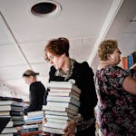 Att vara bibliotekarie är ett fysiskt jobb. Det är inte många som tänker på, tror bibliotekarien Rebecca Bachmann. Bakom henne letar Carina Johansson efter nya böcker.
