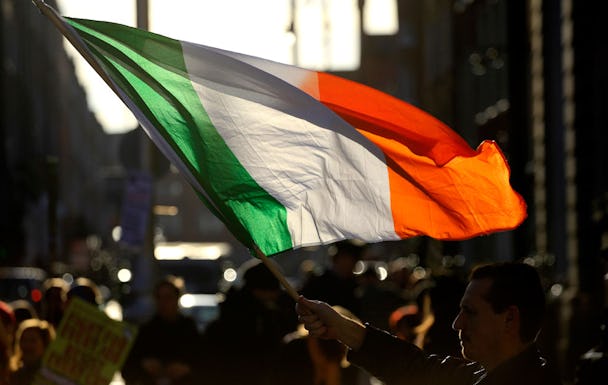 Irländare demonstrerar mot krispaketet.