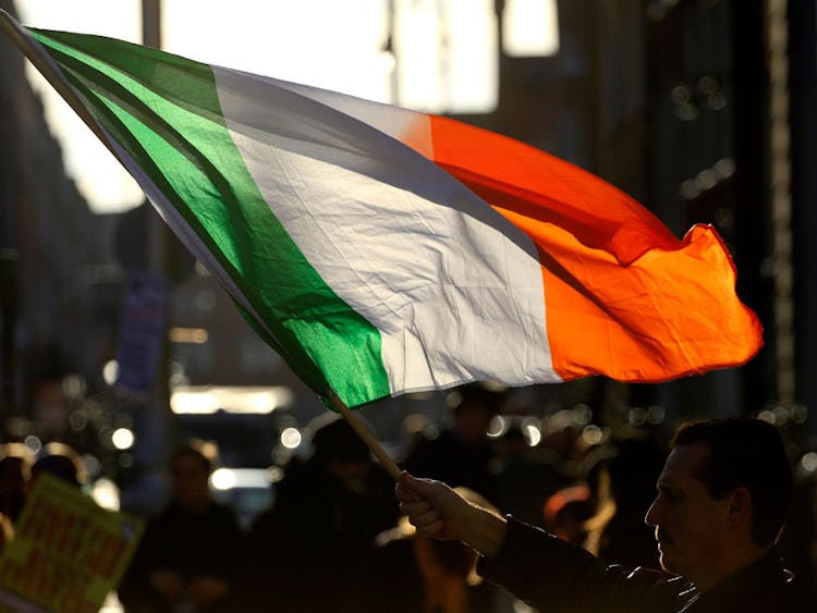 Irländare demonstrerar mot krispaketet.