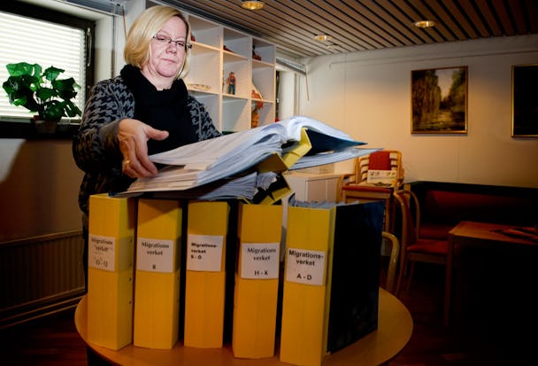 Ansökningarna om att anställda utländska städare strömmar in till fackförbundet Fastighets Stockholmsavdelning. Ombudsmannen Annelie Pettersson lägger ned en stor del av sin arbetstid på att granska ansökningarna. Det kommer in ett tjugotal nya ärenden i veckan.