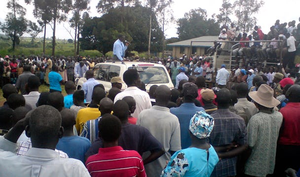 Oppositionsledaren Kizza Besigye, eller dr Kizza som de flesta kallar honom, samlar åhörare på ett fält i norra Uganda, mitt i ett område där det tills nyligen pågick strider.