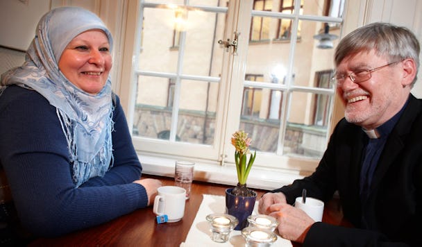 Helena Benaouda och Stanley Rydell är överens om att troende ofta ses som lite konstiga i Sverige.