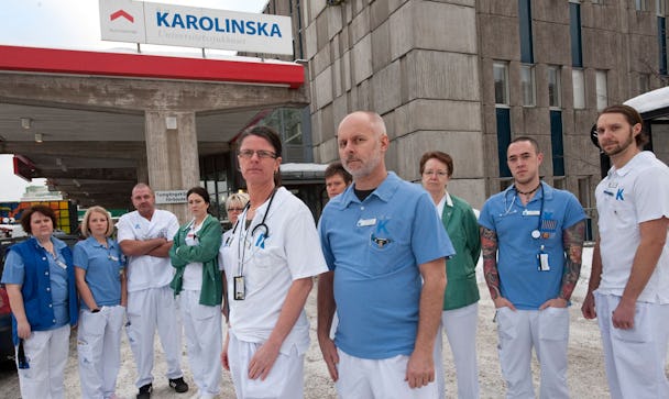 Sjuksköterskor och undersköterskor på akuten i Huddinge är lika upprörda. I förgrunden Kia Andersson och Kenneth Lindberg.