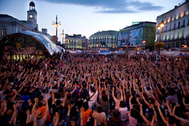 Demonstranter på torget Puerta de Sol i Madrid.