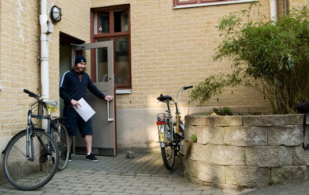 Det är Postens omorganisation som har gjort att övertidsuttaget rusar i höjden, anser Sam Rönnberg, brevbärare i Göteborg.