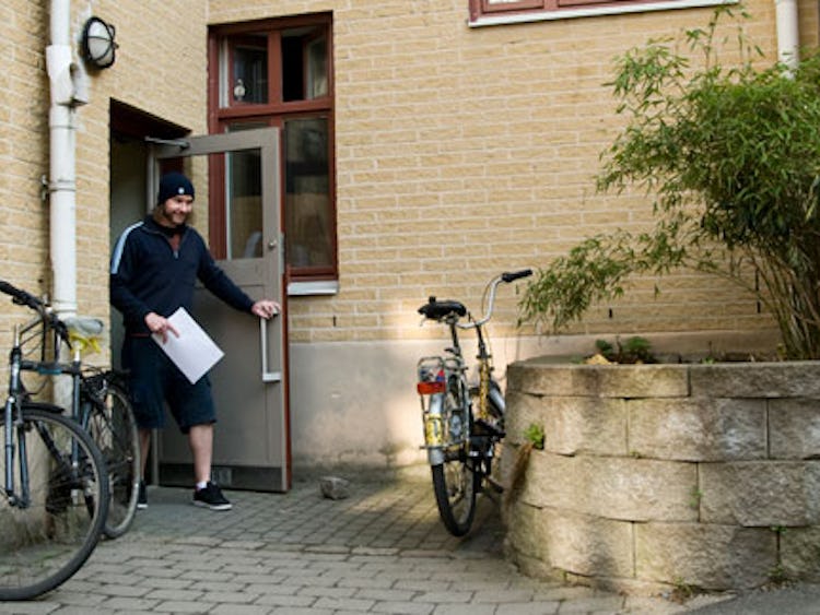 Det är Postens omorganisation som har gjort att övertidsuttaget rusar i höjden, anser Sam Rönnberg, brevbärare i Göteborg.