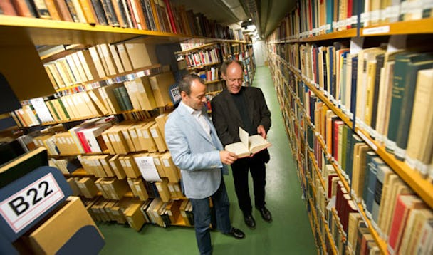– Vårt bibliotek har en unik samling vänsterlitteratur. Men vi arrangerar också seminarier och främjar forskning om arbetarrö­rel­sen. Den verksamheten blir lidande om lokalfrågan inte får en bra lösning, säger Ulf Jönson och Hans Karlsson.