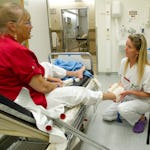 Undersköterskan Agneta Bolander lindar foten på en patient som har turen att få åka hem samma kväll som hon kom in till akuten.