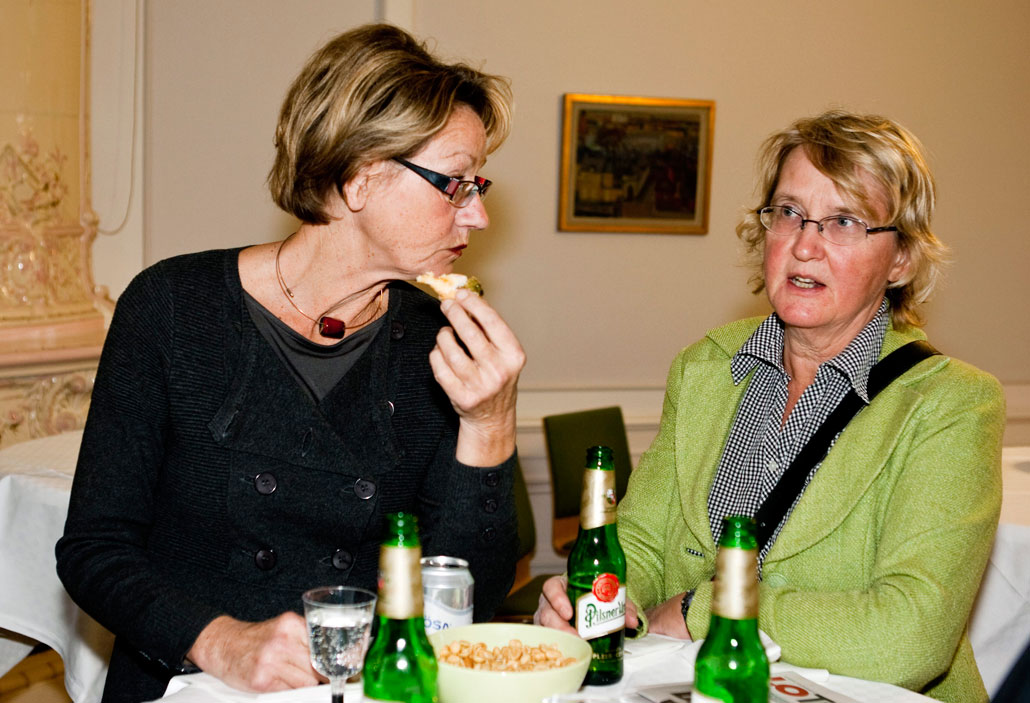 Gudrun Schyman i samspråk med Hotellrevyns f d chefredaktör Kerstin Ekberg.