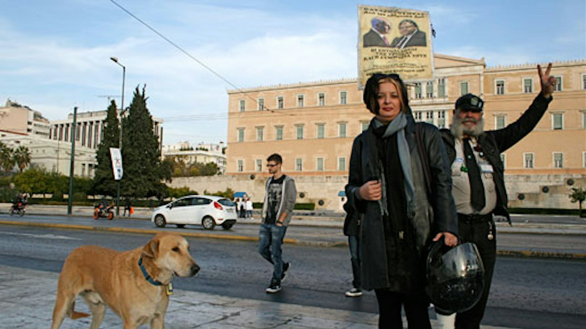 ”Det finns pengar” står det på en lapp som Lefteris Koudylis satt upp utanför det grekiska parlamentet. Han syftar på vad Giorgos Papandreou sa i en valdebatt 2009 då han förklarade att det var möjligt att satsa mer på den offentliga sektorn. – Vi ska betala, men vi måste ges en chans, säger Marina Apostolidou.