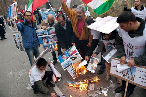 Fyra sektioner av Kommunal i Stockholm demonstrerade, tillsammans med exiliranier och deras organisationer samt Vänsterpartiet, utanför iranska ambassad på Lidingö.