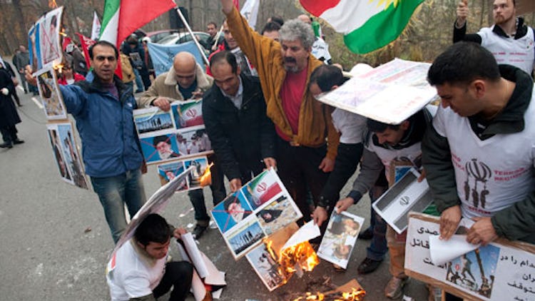 Fyra sektioner av Kommunal i Stockholm demonstrerade, tillsammans med exiliranier och deras organisationer samt Vänsterpartiet, utanför iranska ambassad på Lidingö.