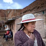 I åtta år har Marcelena Quispi Flores brutit silver och järn i gruvan i Oruro, Bolivia. Ryggen och axlarna värker ständigt.