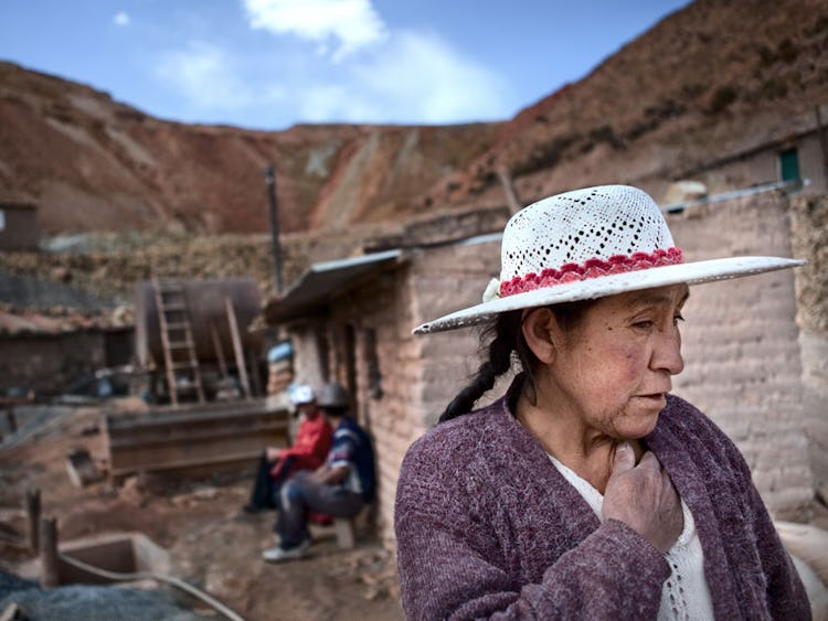 I åtta år har Marcelena Quispi Flores brutit silver och järn i gruvan i Oruro, Bolivia. Ryggen och axlarna värker ständigt.