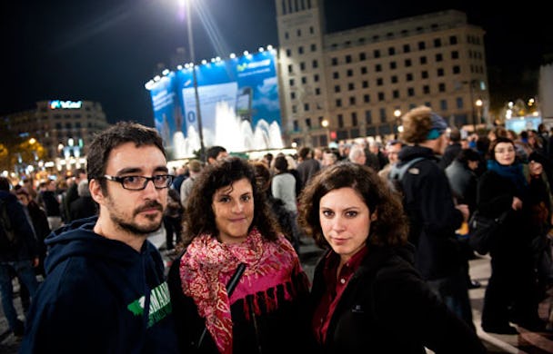José Manuel Villasclaras, Ainhoa Ruíz och Jemma Masdeu från Barcelona demonstrerar vid Plaza Catalunya i Barcelona.