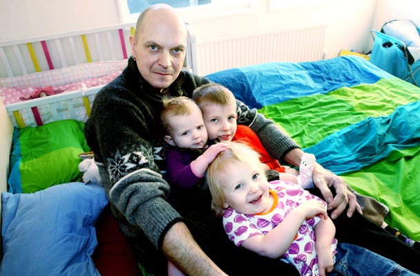 Peter Fagerlund tillsammans med tre av sina söner – Vemund, två och ett halvt år, Viljar, åtta månader, och Vendel, fem och ett halvt. Den fjärde sonen är vuxen och har flyttat hemifrån.