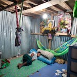 De burmesiska arbetarnas liv är hårt. De lever väldigt enkelt och sover ofta på golven utan riktiga sängar, tätt inpå varandra.