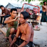 Eftersom de flesta burmeser sällan lämnar den inhägnade byn, finns alla tjänster – som att klippa sig – inom området.