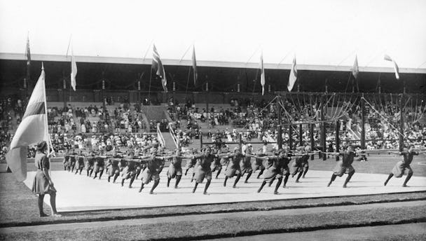 Den svenska kvinnliga gymnasttruppen fick inte tävla i OS 1912 men deltog med en uppvisning.