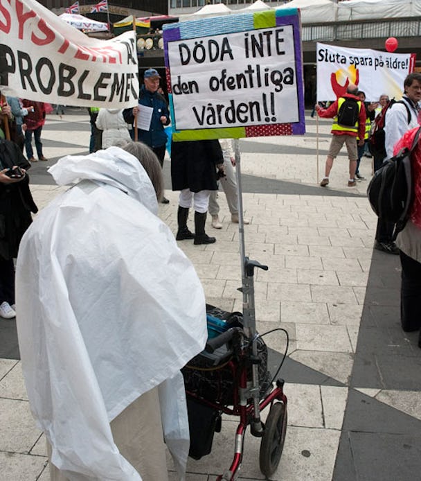 Döda inte den offentliga vården! En äldre kvinna hade fäst sitt plakat med det budskapet på sin rullator. Hon deltog när Kommunal i Stockholm manifesterade mot privatiseringar och nedskärningar i välfärden.