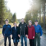 Tre generationer som lever av skogen: Marcus, Lena, Patrik, Ella och Yngve Andersson.