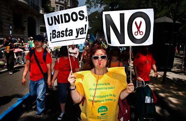 Demonstranter protesterar mot arbetslöshet och nedskärningar i Madrid i juli.
