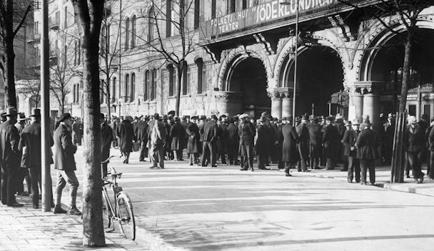 Arbetslösa utanför Folkets hus i Stockholm 1930. Att bekämpa både arbetslöshet och inflation blev senare Rehns och Meidners mål.