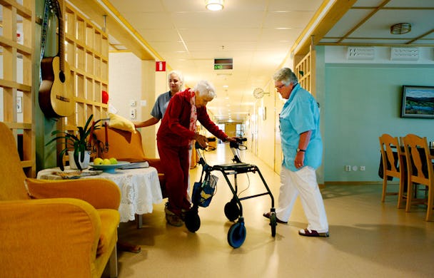 Det hårda golvet gav personalen ont i benen. Nu är det utbytt och besvären har minskat. Skyddsombudet Inger Arvidsson (till höger) och Linnéa Backlund hjälper Gunborg Nordin, 89 år.