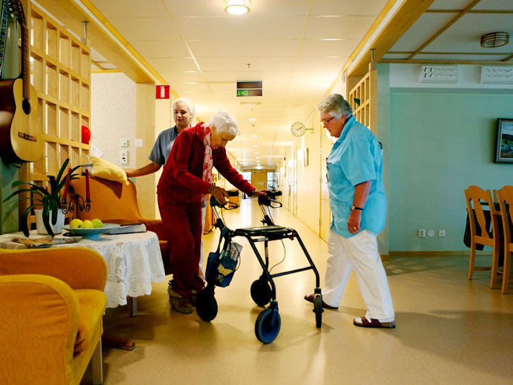 Det hårda golvet gav personalen ont i benen. Nu är det utbytt och besvären har minskat. Skyddsombudet Inger Arvidsson (till höger) och Linnéa Backlund hjälper Gunborg Nordin, 89 år.
