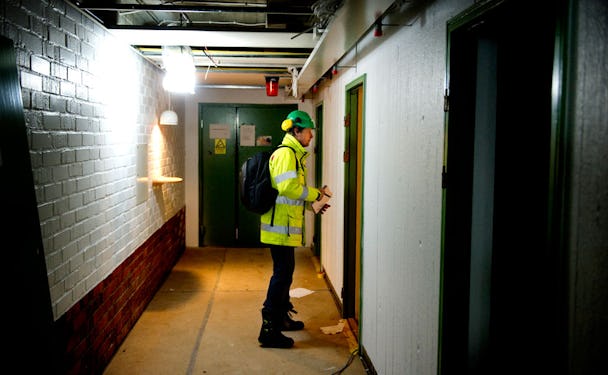Grön hjälm betyder skyddsombud. Bilden är från en inspektion vid ett bygge på KTH för ett par år sedan. 