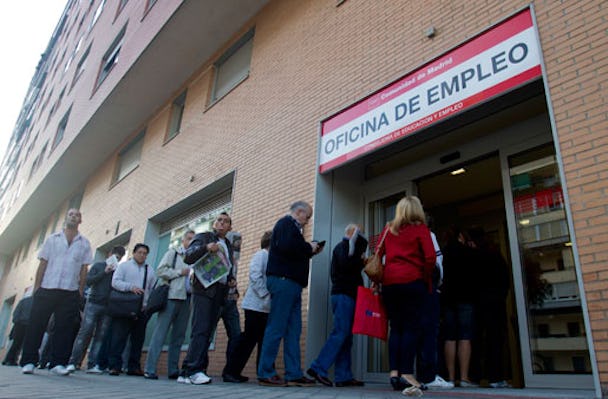 Kö för att registrera sig som arbetslös. Antalet arbetslösa spanjorer ökade med 80 000 i september.