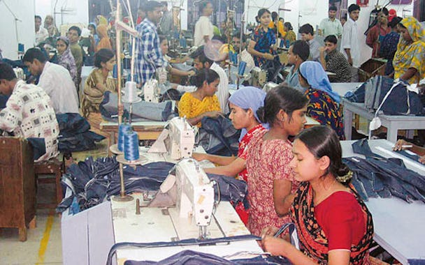Textilfabrik i Dhaka. Här syr många av de stora modeföretagen upp sina kläder. 