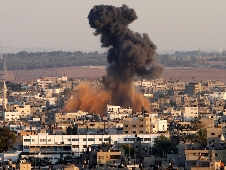 Rök stiger över Gaza City efter att israeliska bomber exploderat i staden den 15 november 2012.