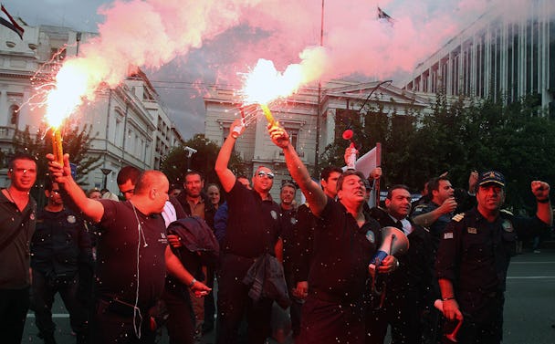 Personal i grekisk kustbevakning protesterar mot offentliga nedskärningar i Athen på torsdagen den 1 november.