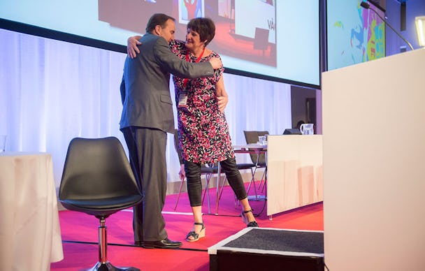 Stefan Löfven får en kran av Anneli Nordström på Kommunals kongress.