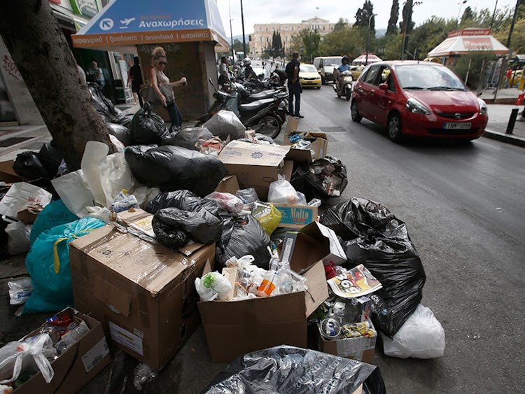 Sopor samlas på gatorna i Grekland under renhållningsarbetarnas tredagarsstrejk.