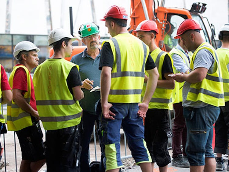 Krister Strömberg kontrollerar villkoren för de anställda vid ombyggnaden av Täby Galleria.