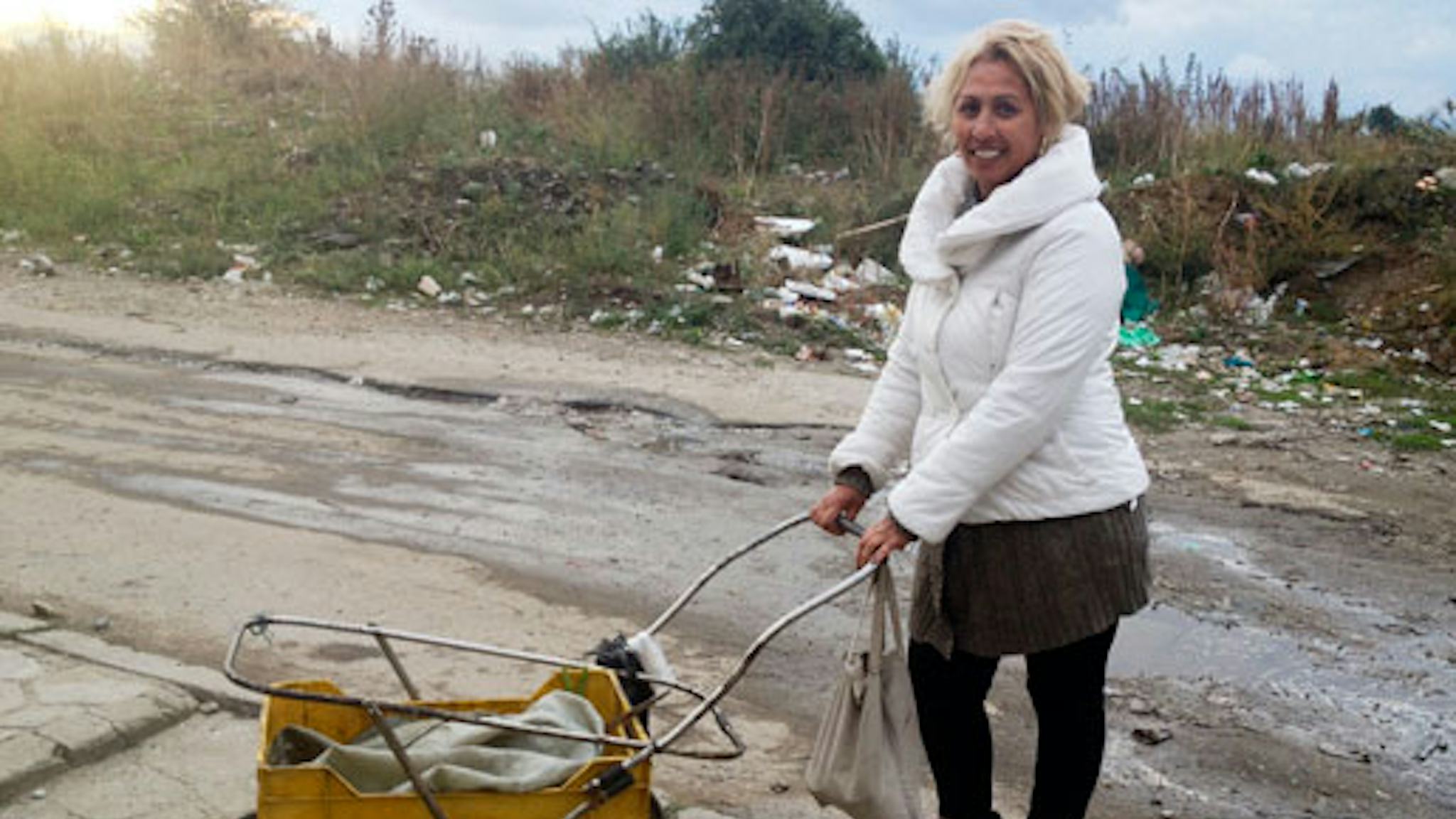Chassin till barnvagnar ser man överallt i Sofia såväl som i Dupnitsa. ”Vi är många som plockar sopor. Vi är de arbetslösa”, säger Olga som fotodagen till ära inte vill ha på sig sina smutsiga arbetskläder.