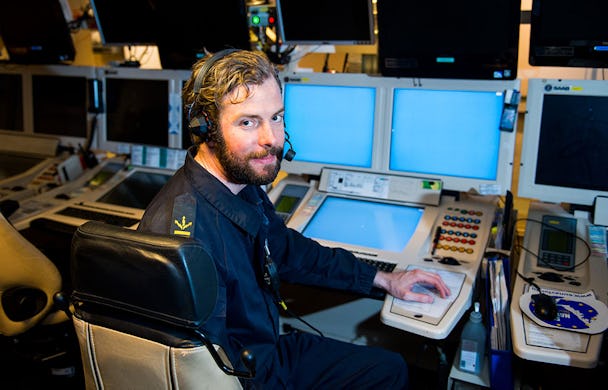 Under övningarna sitter Kristian Ahlström i stridsledningscentralen, ett rum fullt med skärmar, och är ledningssystemoperatör. Foto: Patric Söderström