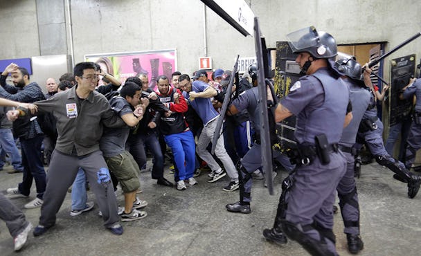 Strejkande tunnelbanearbetare drabbade samman med polis vid stationen Ana Rosa. Foto: Nelson Antoine