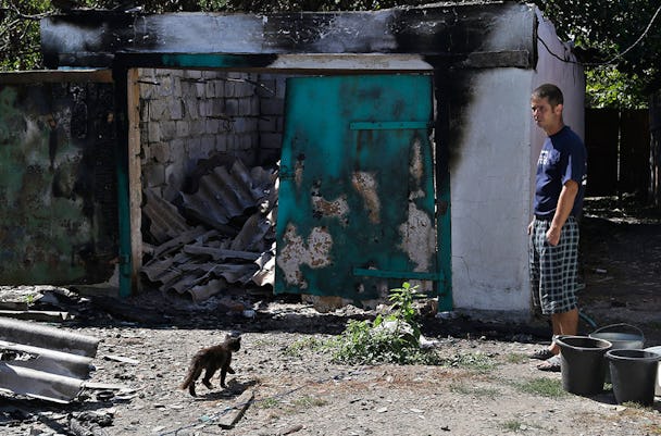 Nikolai Prokhorov återvänder till sin mors hus i byn Hrabske i östra Ukraina. Bittra strider har rasat i området under större delen av augusti. Foto: Sergei Grits