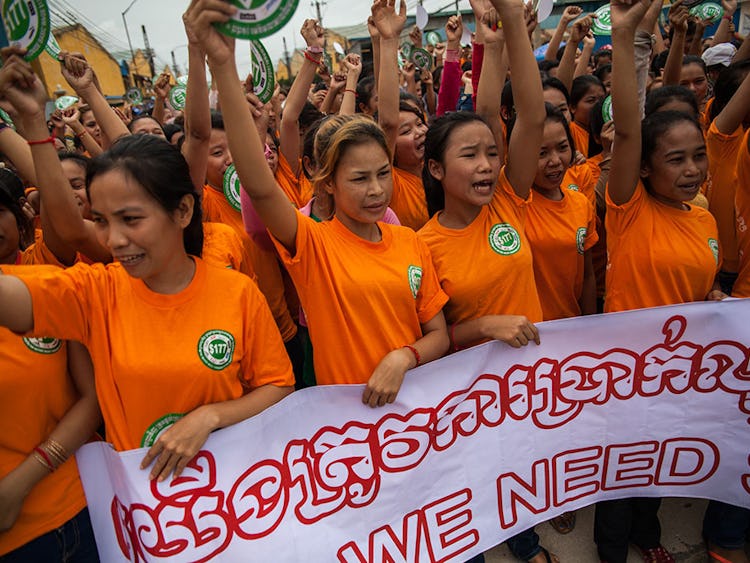 Kambodjanska textilarbetare demonstrerar för högre löner i september. Foto: Heather Stilwell