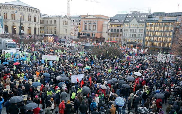 Tusentals samlades utanför Stortinget i Oslo. Foto: Terje Pedersen