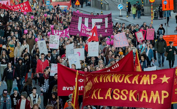 8 mars i Stockholm: Stor demonstration med både kvinnor och män. Foto: Jonas Ekströmer