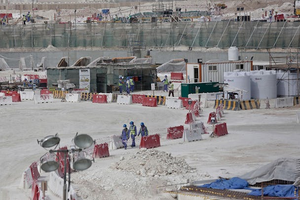 Utländska arbetare vid bygget av Al-Wakra-stadion inför fotbolls-vm i Qatar 2022. Foto: Maya Alleruzzo
