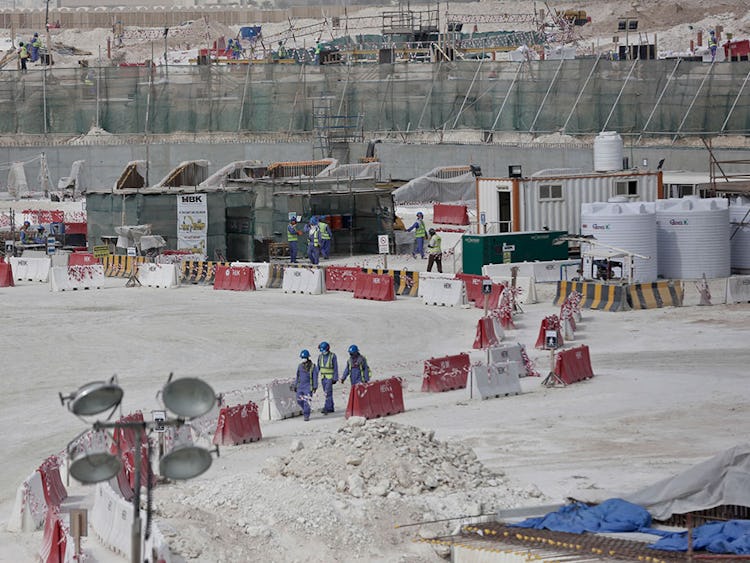 Utländska arbetare vid bygget av Al-Wakra-stadion inför fotbolls-vm i Qatar 2022. Foto: Maya Alleruzzo