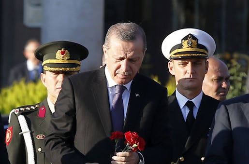 Turkiets president Recep Tayyip Erdogan lägger ned blommor vid platsen för attentatet. Foto: AP Photo/Emrah Gurel