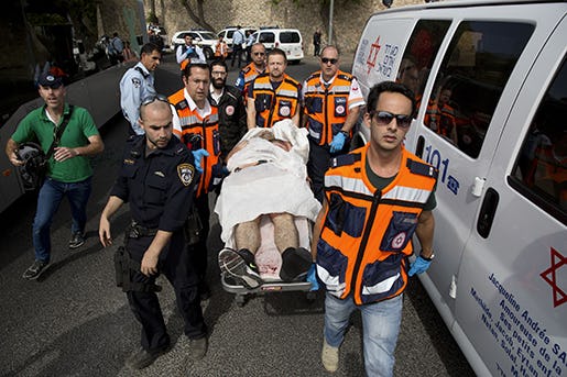 En skadad person förs till sjukhus efter den senaste attacken på tisdagen. Foto: AP/TT.