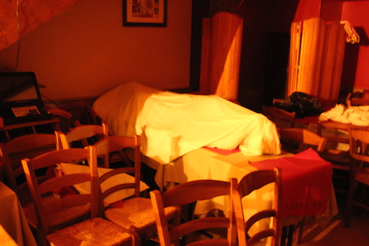 Sow Thierno, från Senegal, har dragit ett täcke över sig och sover på några bord som han dragit ihop. Foto: Erik Larsson